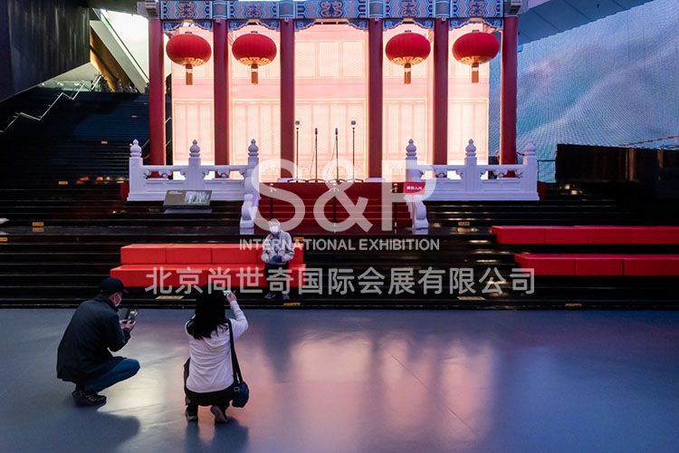觀眾在歷史題材布景前拍照留念。