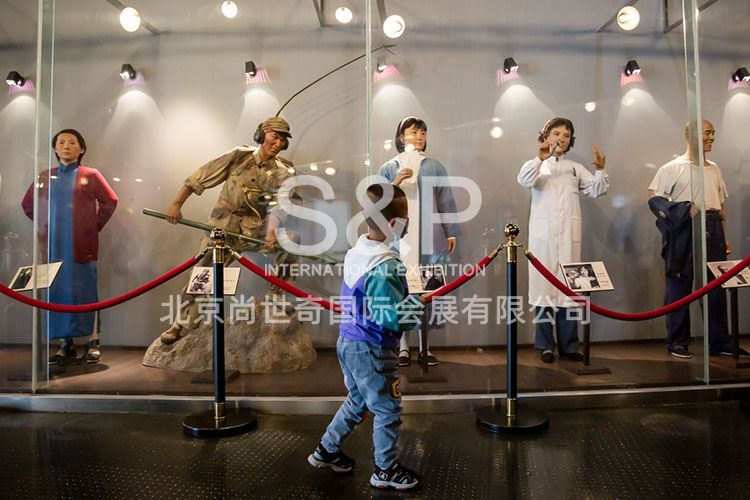 小觀眾在蠟像廳欣賞經典電影中的人物蠟像造型。